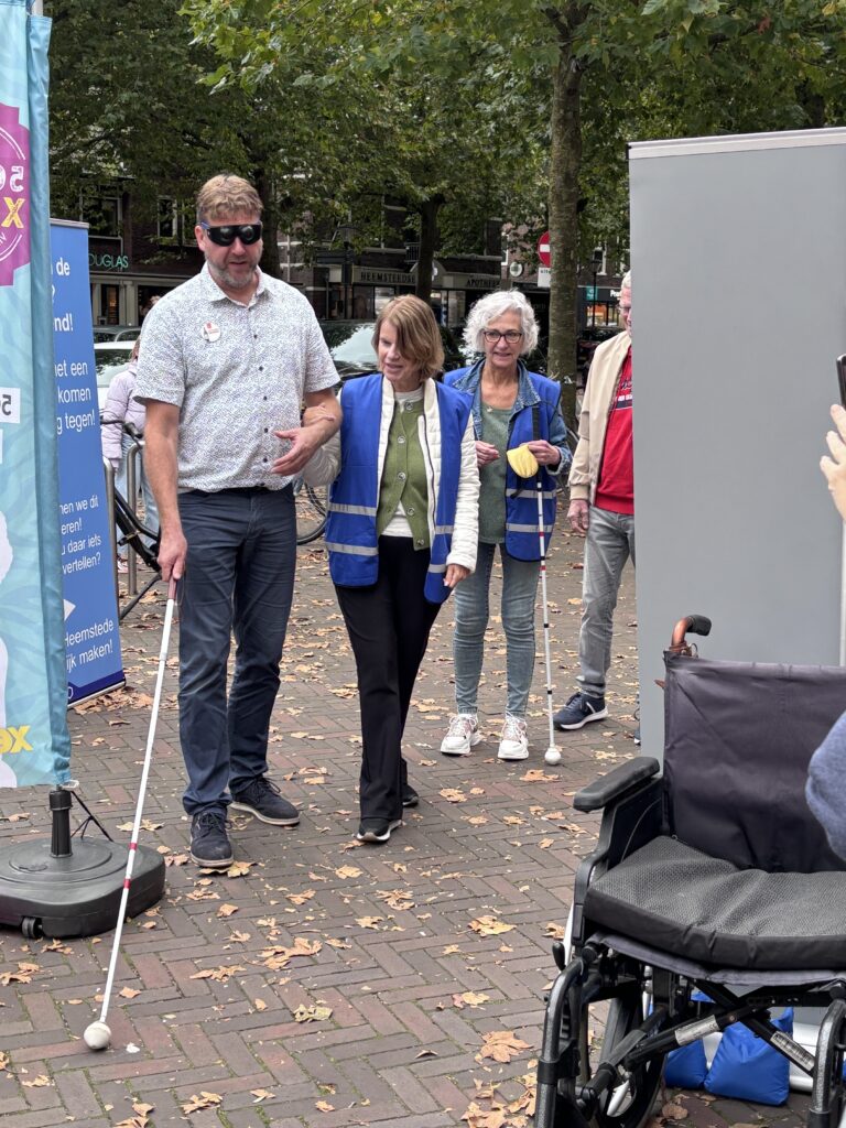 De bedrijfsleider van de HEMA gaat met teststok en simulatiebril door het parcours
