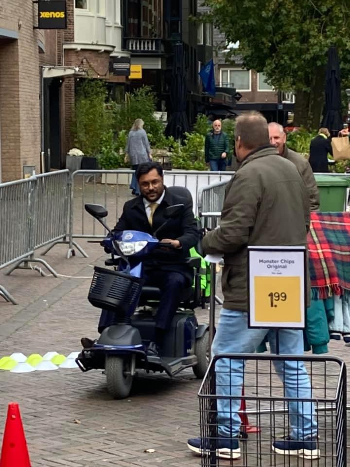 Burgemeester Binnendijk in een scootmobiel in het parcours
