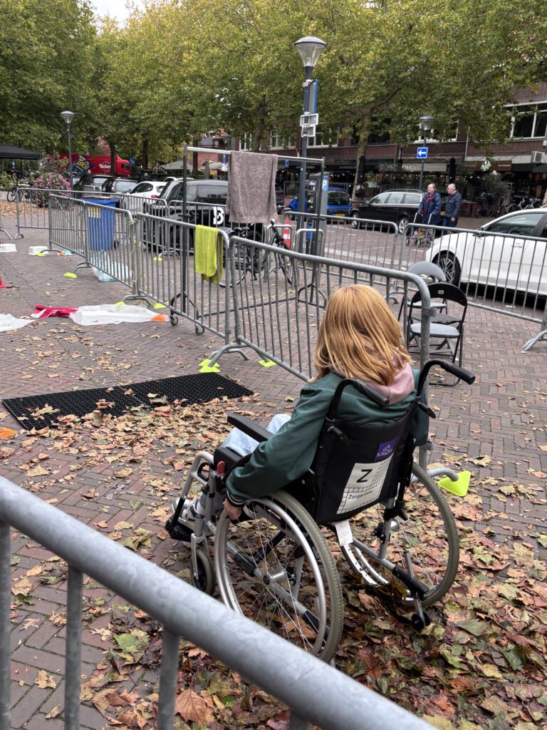 vrouw in rolstoel ervaart het parcours